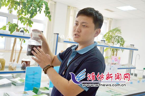 王曉凱正在介紹“旱地寶”的優(yōu)勢(shì)。